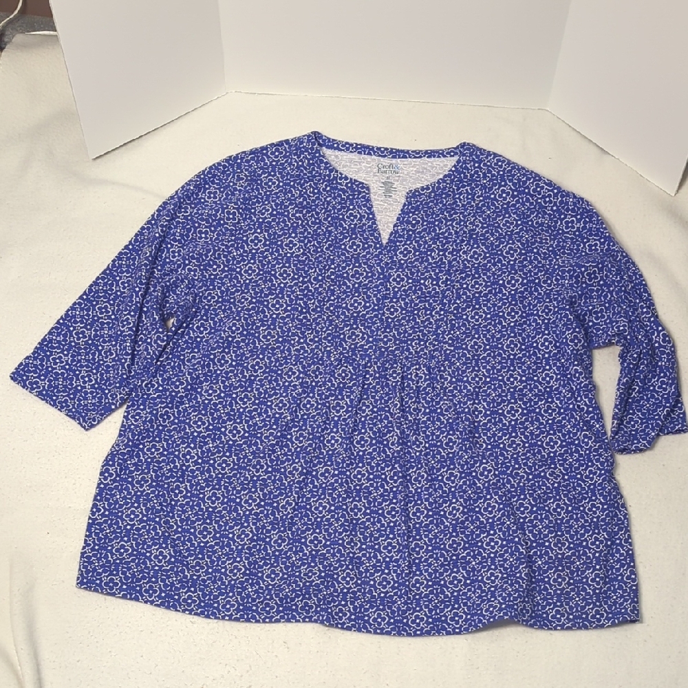 Croft and Barrow Blue Floral Patterned Women's Top